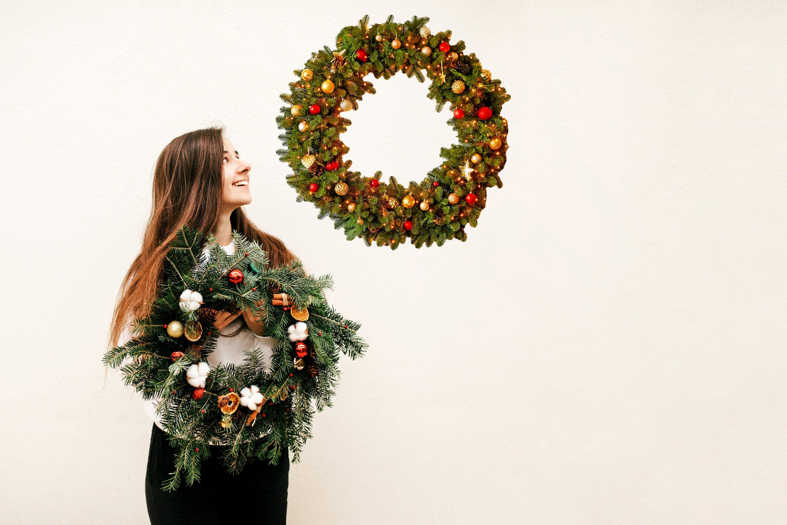 Christmas Wreath Wall Decal – Festive Vinyl Sticker with Lights and Ornaments for Holiday Wall Decor