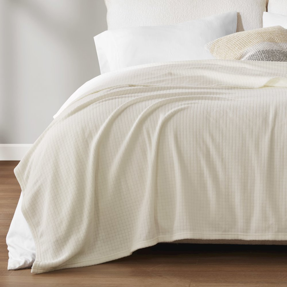Ultra-Soft Microfleece Grid Blanket – 100% Polyester, Anti-Pilling, Year-Round Comfort