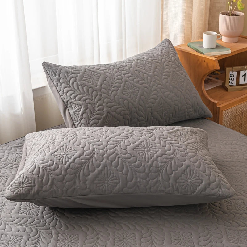 Waterproof Quilted Polyester Pillow Cover – 18.90 × 29.13 in (48 × 74 cm), 1 Piece