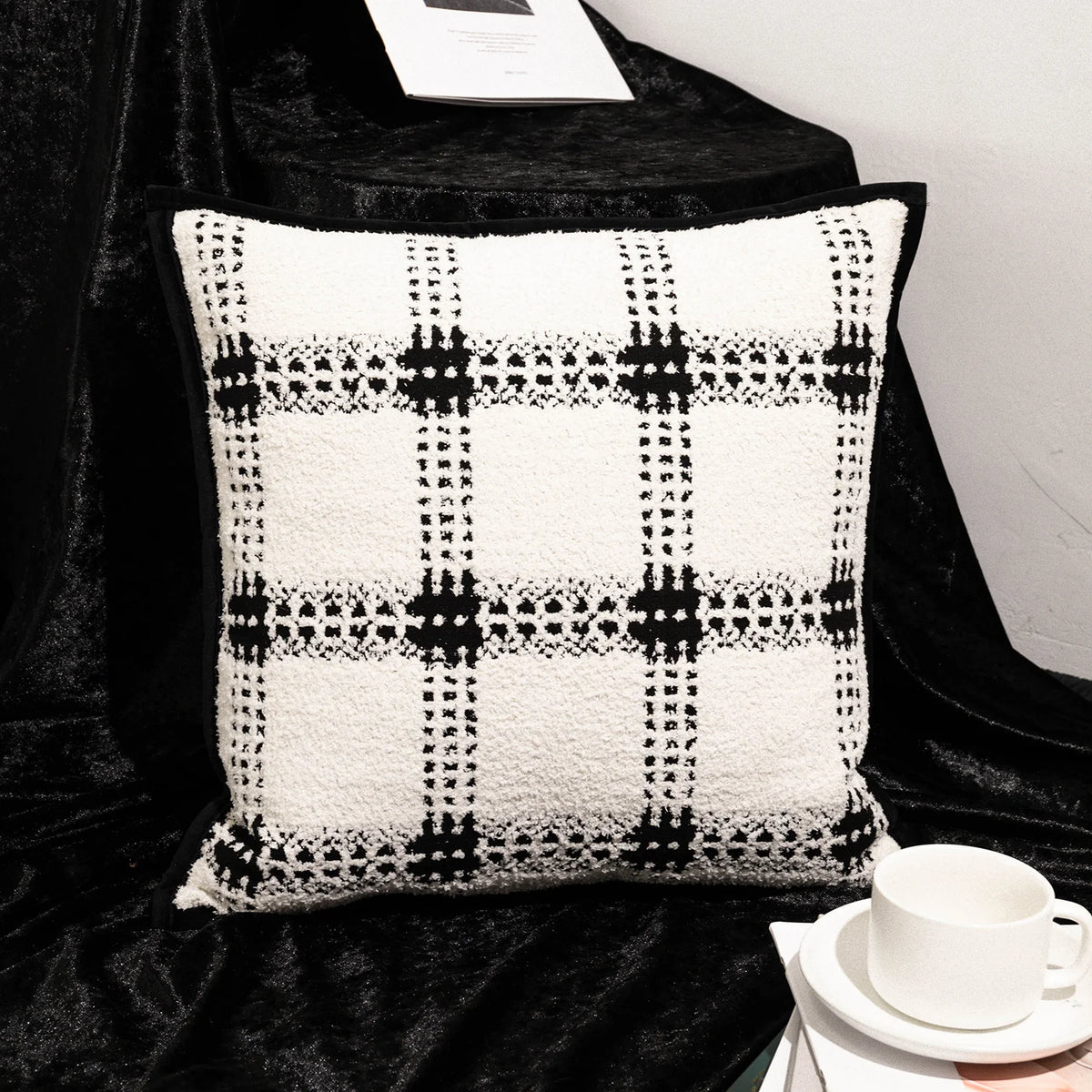 Black Bold-Grid Polyester/Cotton Pillow Cover – 17.72 × 17.72 in (45 × 45 cm)